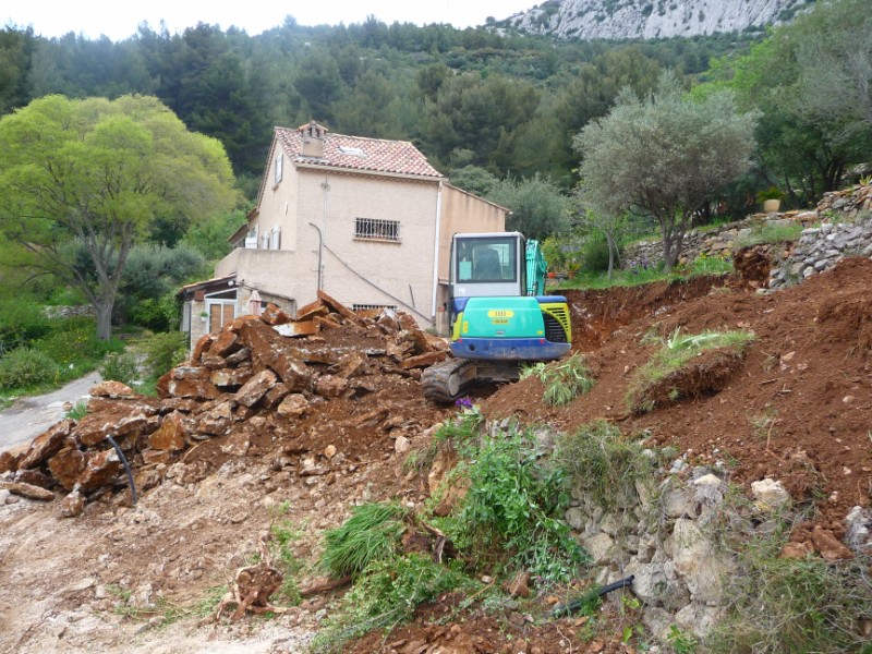 terrassement sur TOULON et récupération des roches pour création de nouveaux murs en pierres sèches